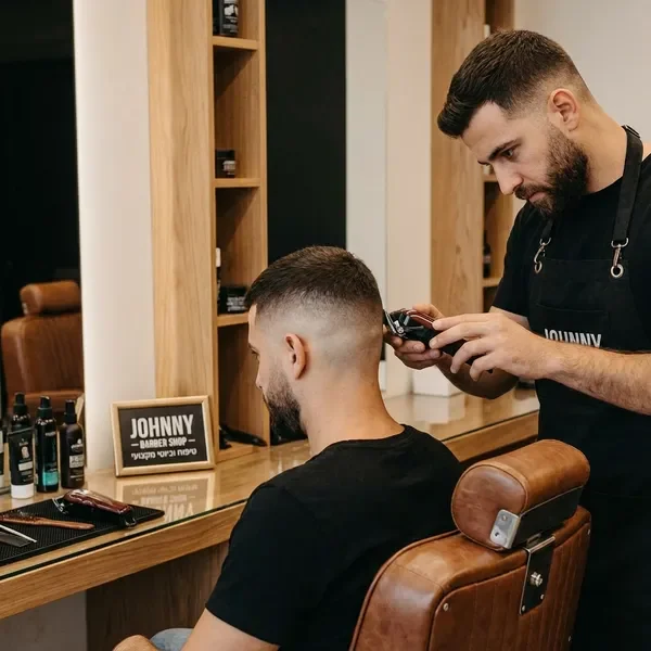 תספורת גברים מקצועית בג'וני ברבר שופ